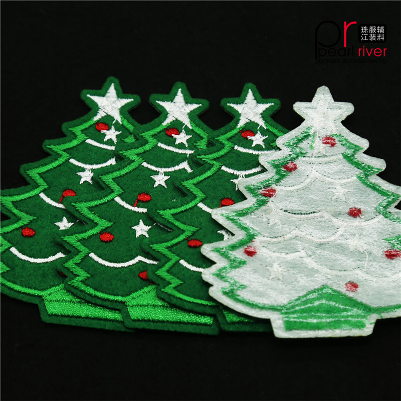 Zöld karácsonyfa hímzés javítása hátoldalon található ragasztóval a dekorációkhoz